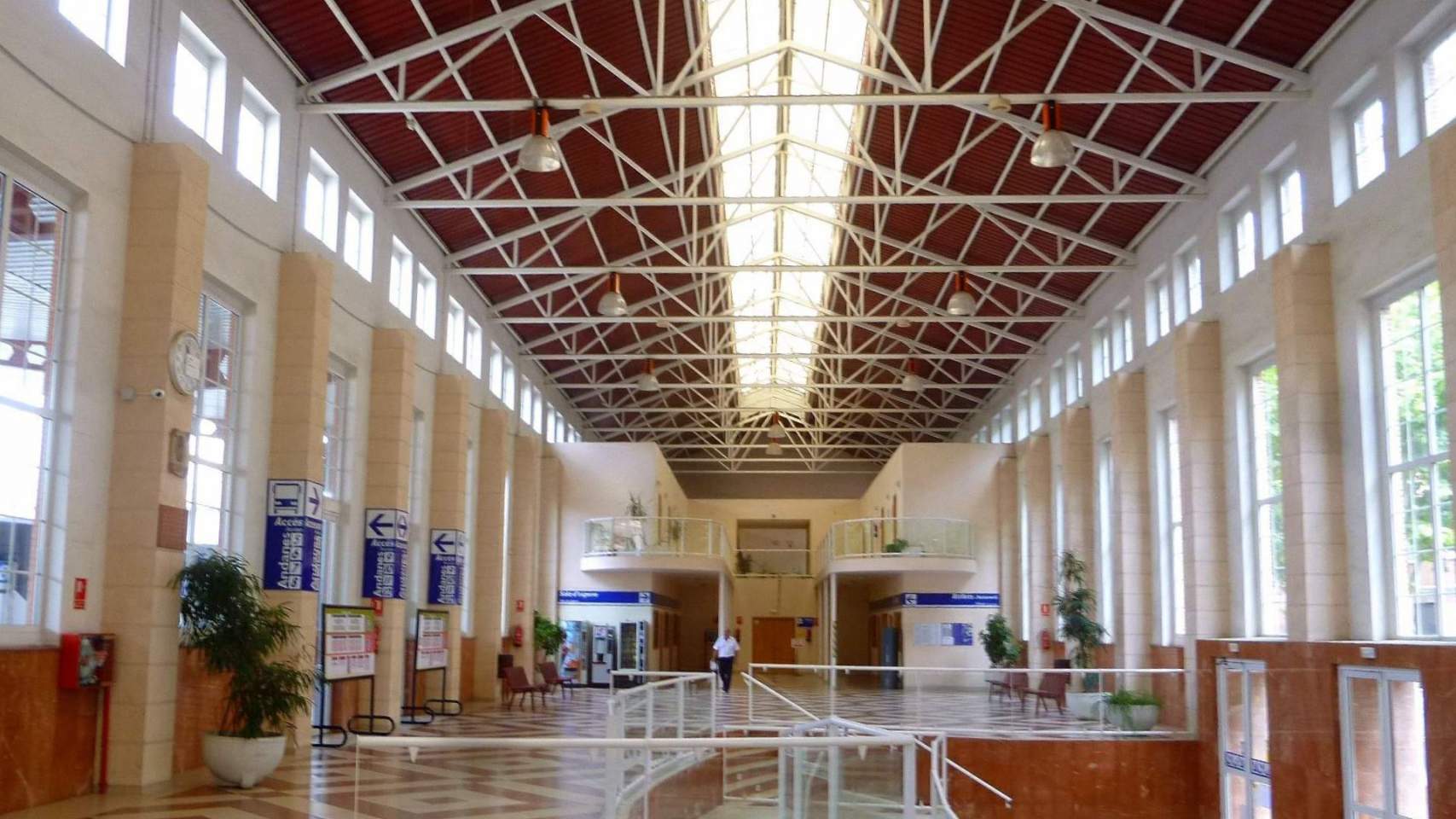 Interior de la estaci&oacute;n de autobuses de Alcoy