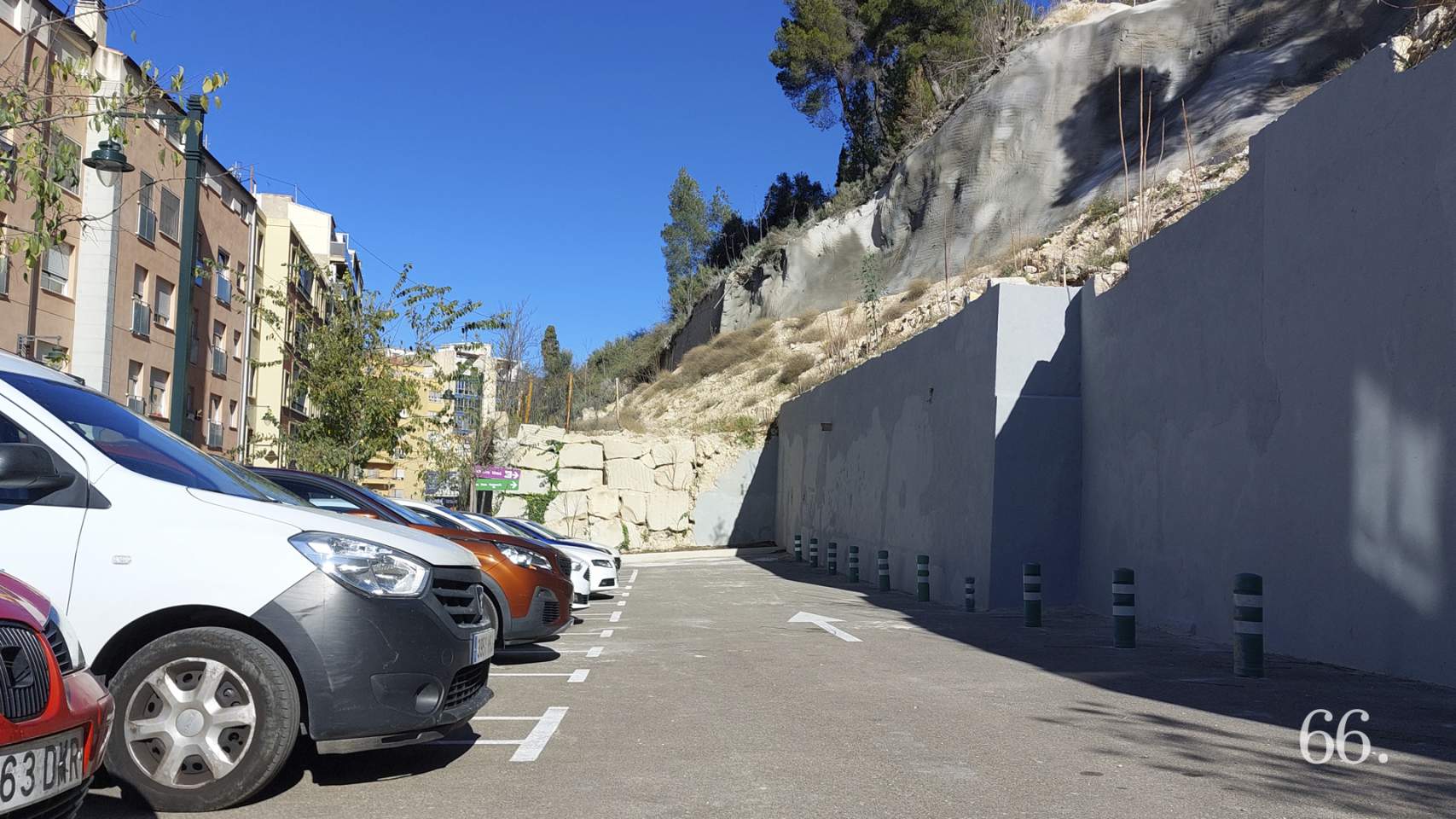 Estacionamiento junto a la ladera