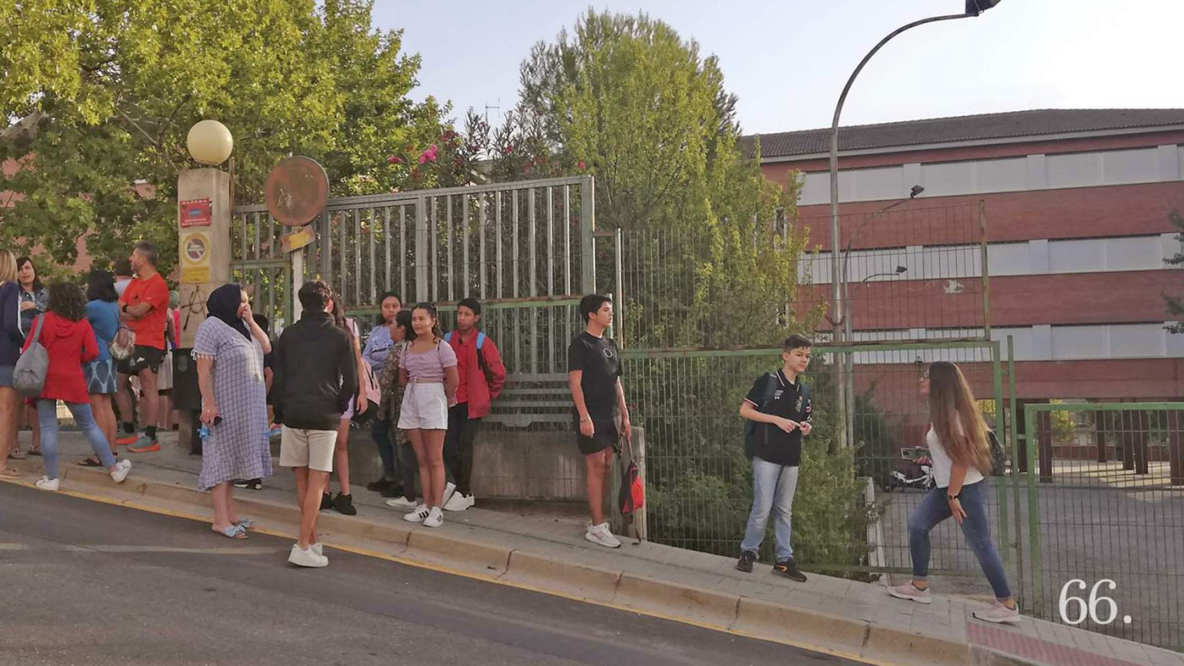 Alumnat a les portes de l'Andreu Sempere