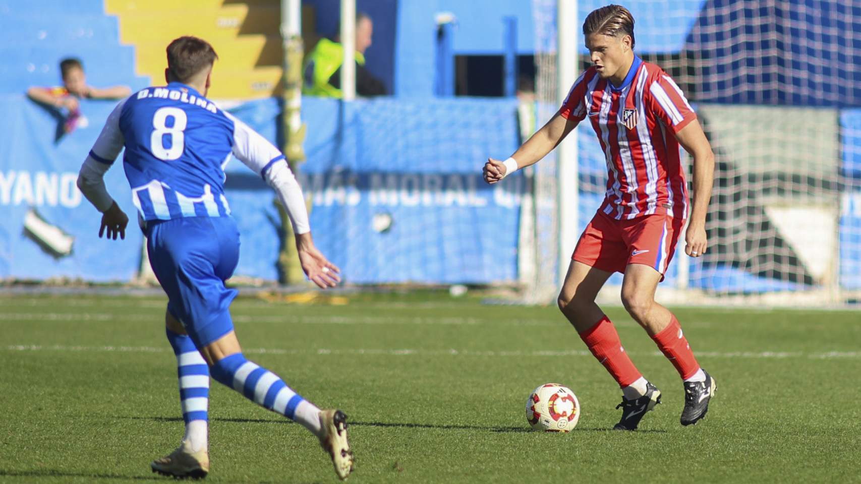 Dani Molina ante un futbolista del filial madrileño / Foto: Twitter Atleti Academia