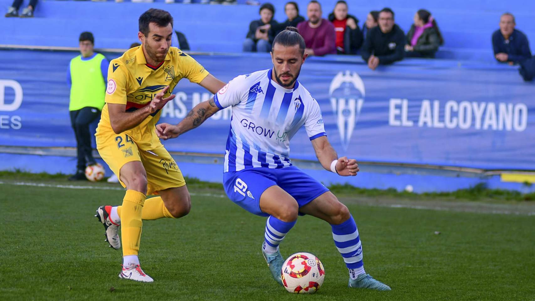 Losada ante un defensa del Sanluqueño / Foto: Facebook Atlético Sanluqueño