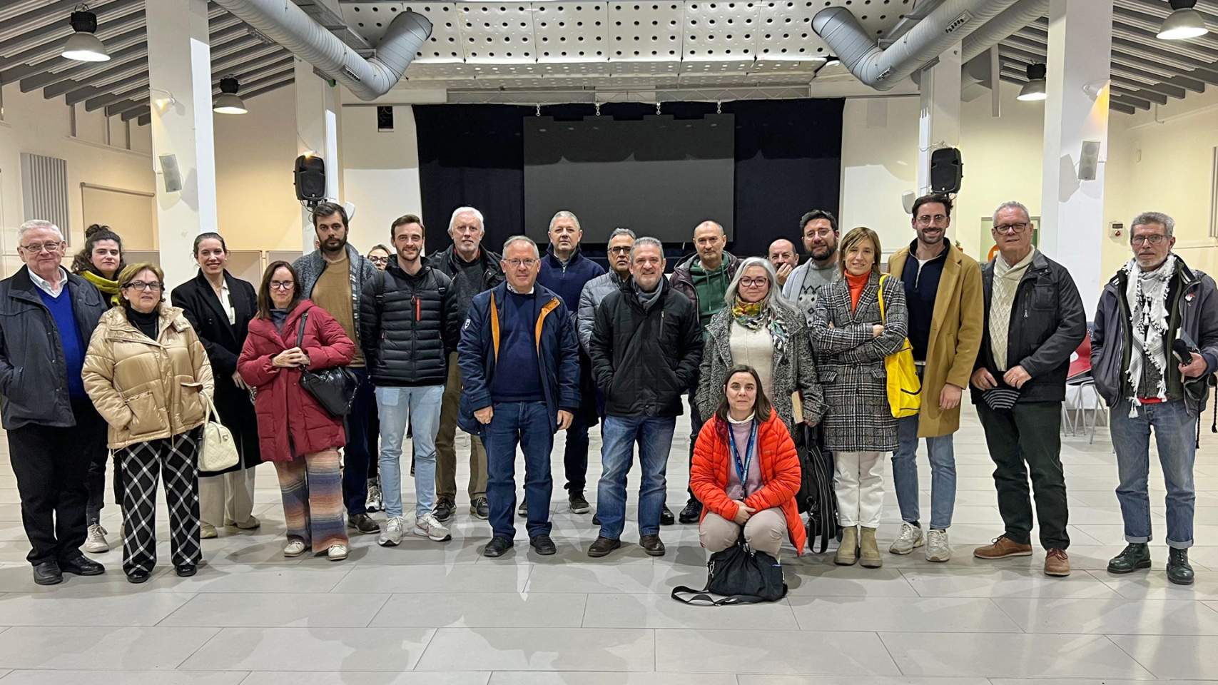 Vecinos, entidades y partidos en el Àgora