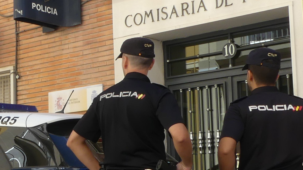 Dos policías en la puerta de la Comisaría de Alcoy