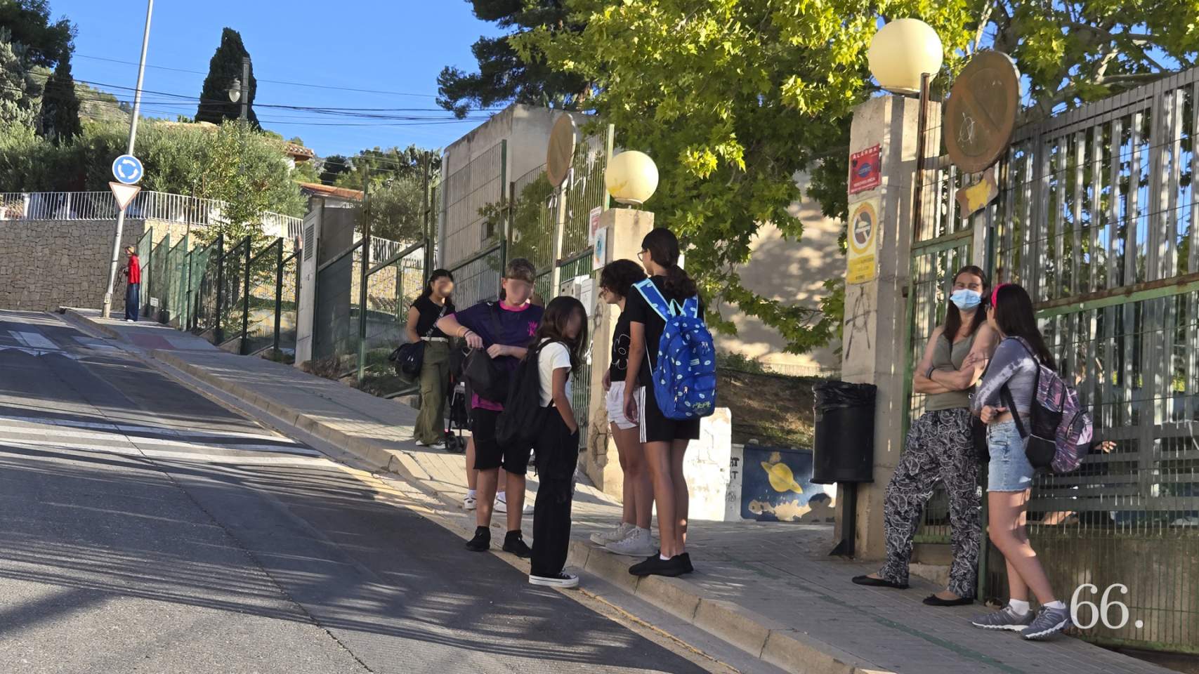 Alumnos a la puerta del Andreu Sempere