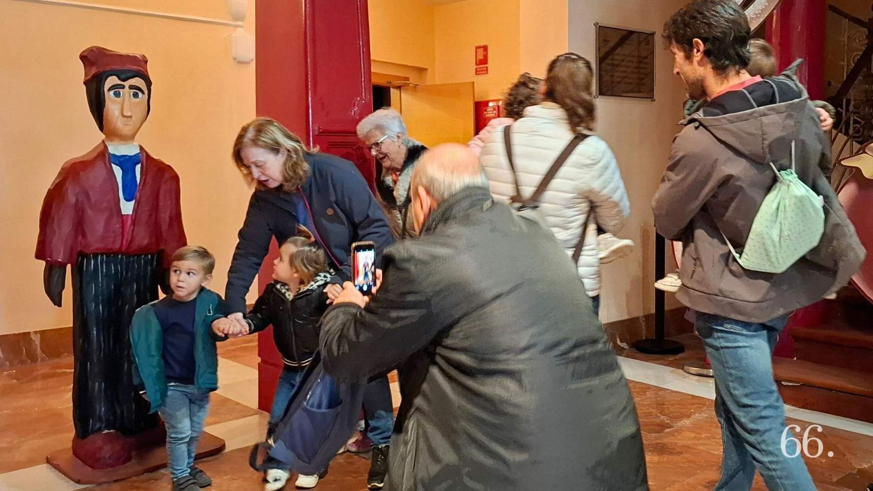 Xiquets, xiquetes, papis i mamis a punt d'entrar a l'espectacle / Foto: CGC