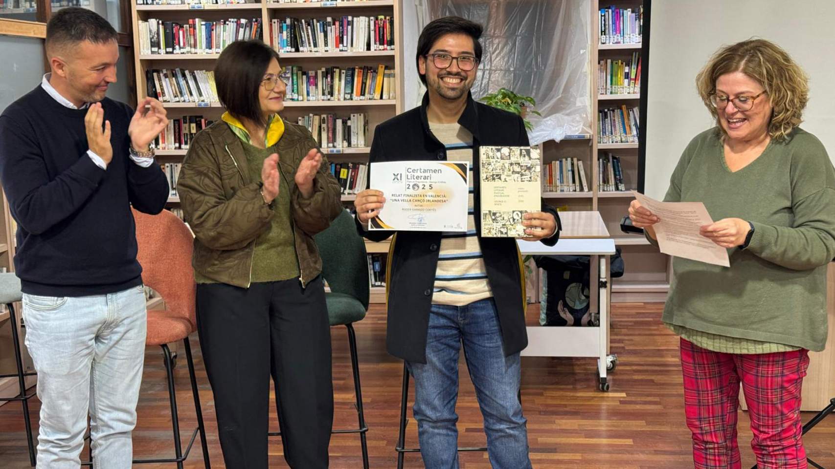 Roger Garrido amb el premi com a finalista