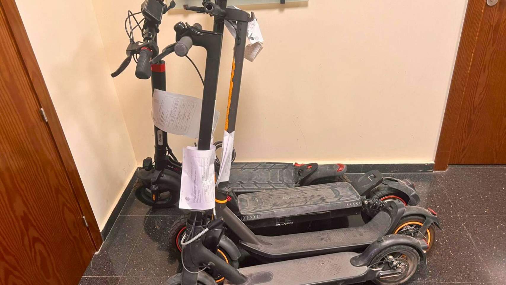 Patinets immobilitzats en depend&egrave;ncies policials / Foto: AdA