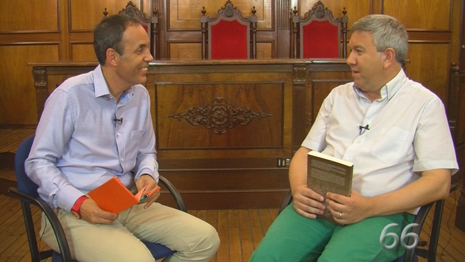 Josep Lluís Santonja entrevistado por Ramón Requena en el Salón de Plenos